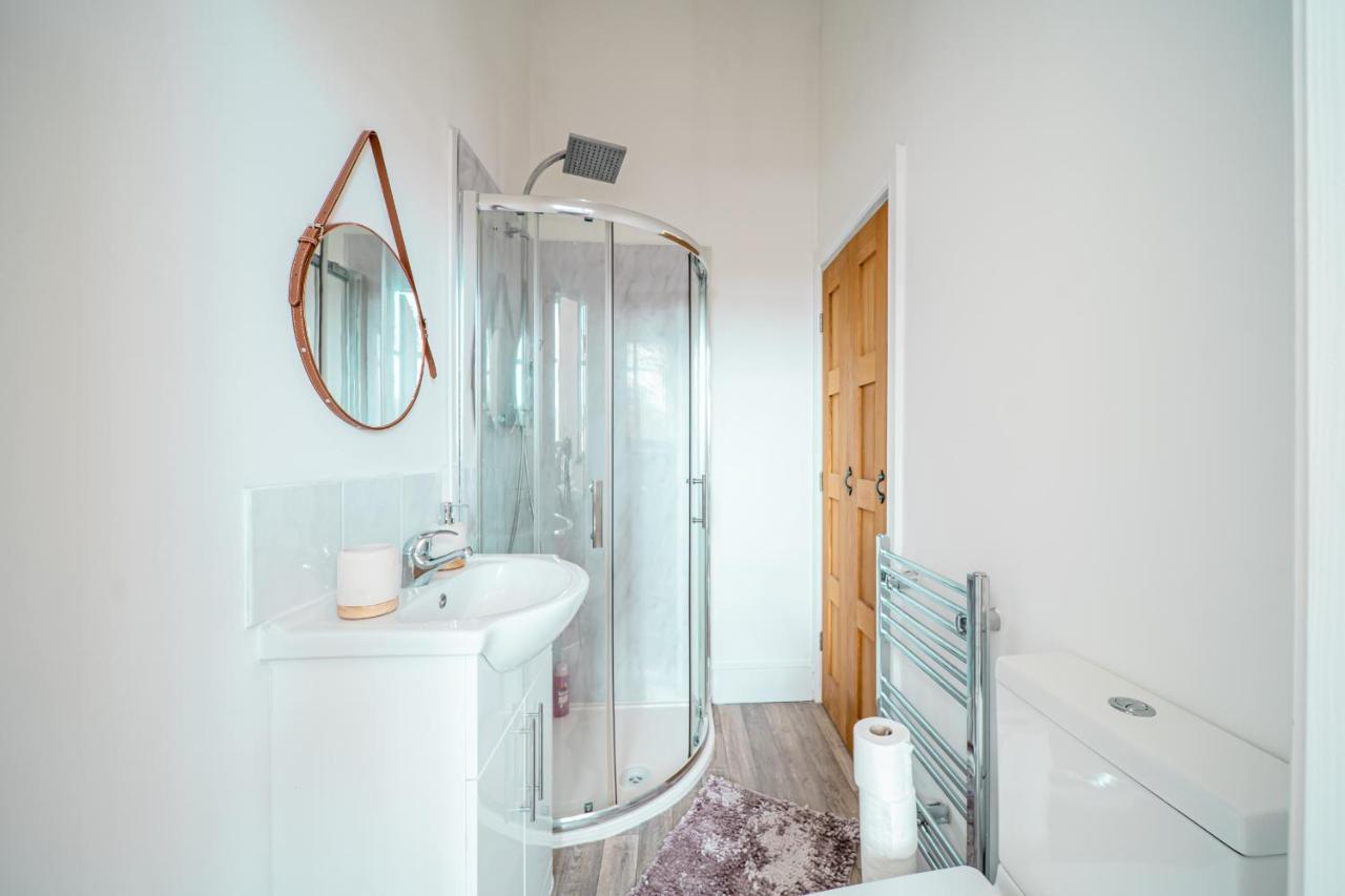 Cozy 1-Bedroom Apartment In The Heart Of Barnsley Town Centre Bagian luar foto