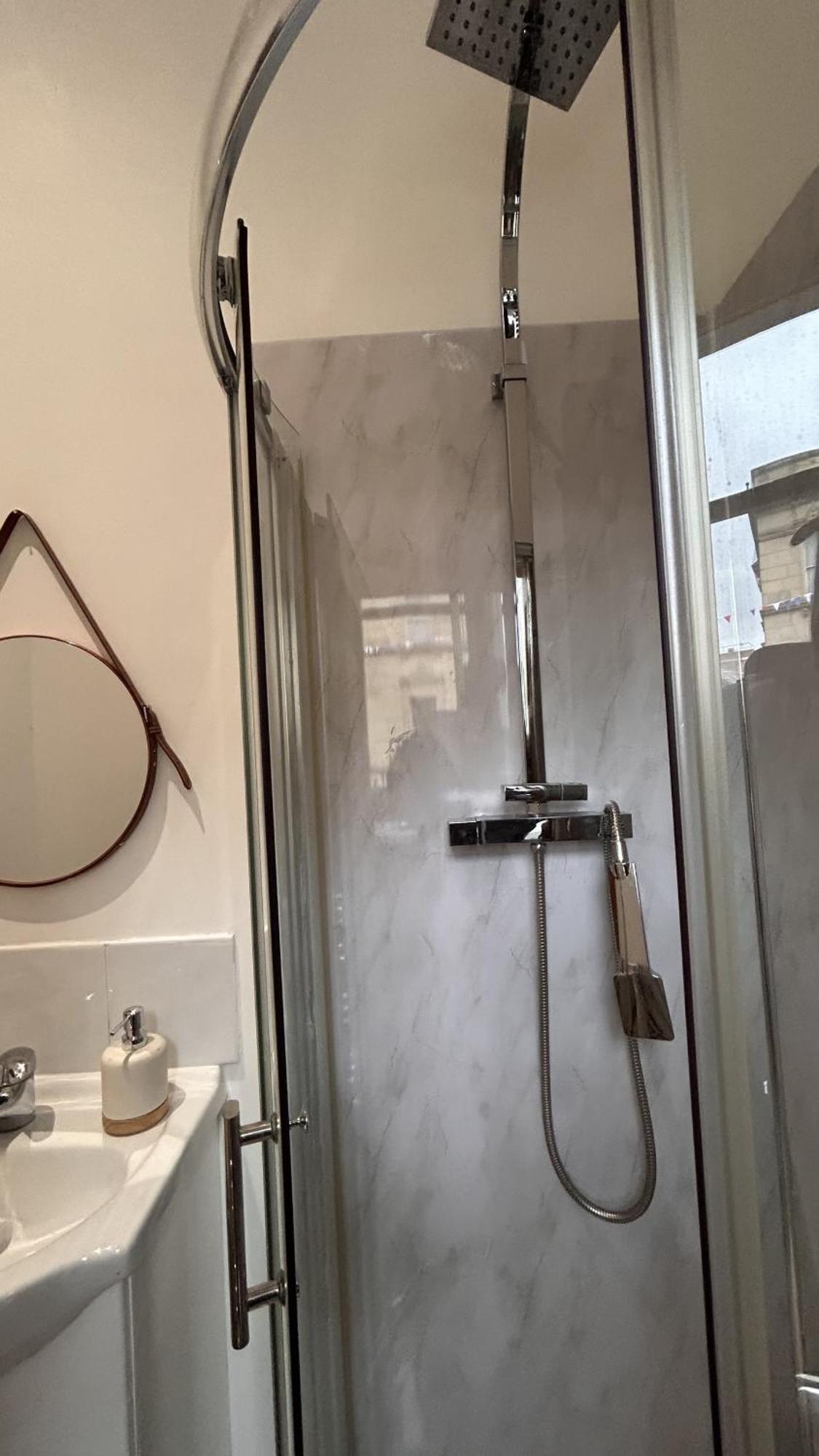 Cozy 1-Bedroom Apartment In The Heart Of Barnsley Town Centre Bagian luar foto