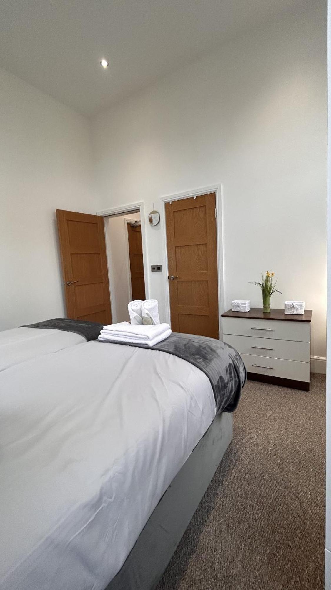 Cozy 1-Bedroom Apartment In The Heart Of Barnsley Town Centre Bagian luar foto
